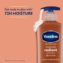 لوسیون بدن Vaseline Intensive Care مخصوص پوست‌های خشک تا خیلی خشک، مدل Cocoa Radiant با جذب سریع و مرطوب‌کنندگی ۷۲ ساعته، در بسته‌ی ۲ عددی ۴۰۰ میلی‌لیتری. 530