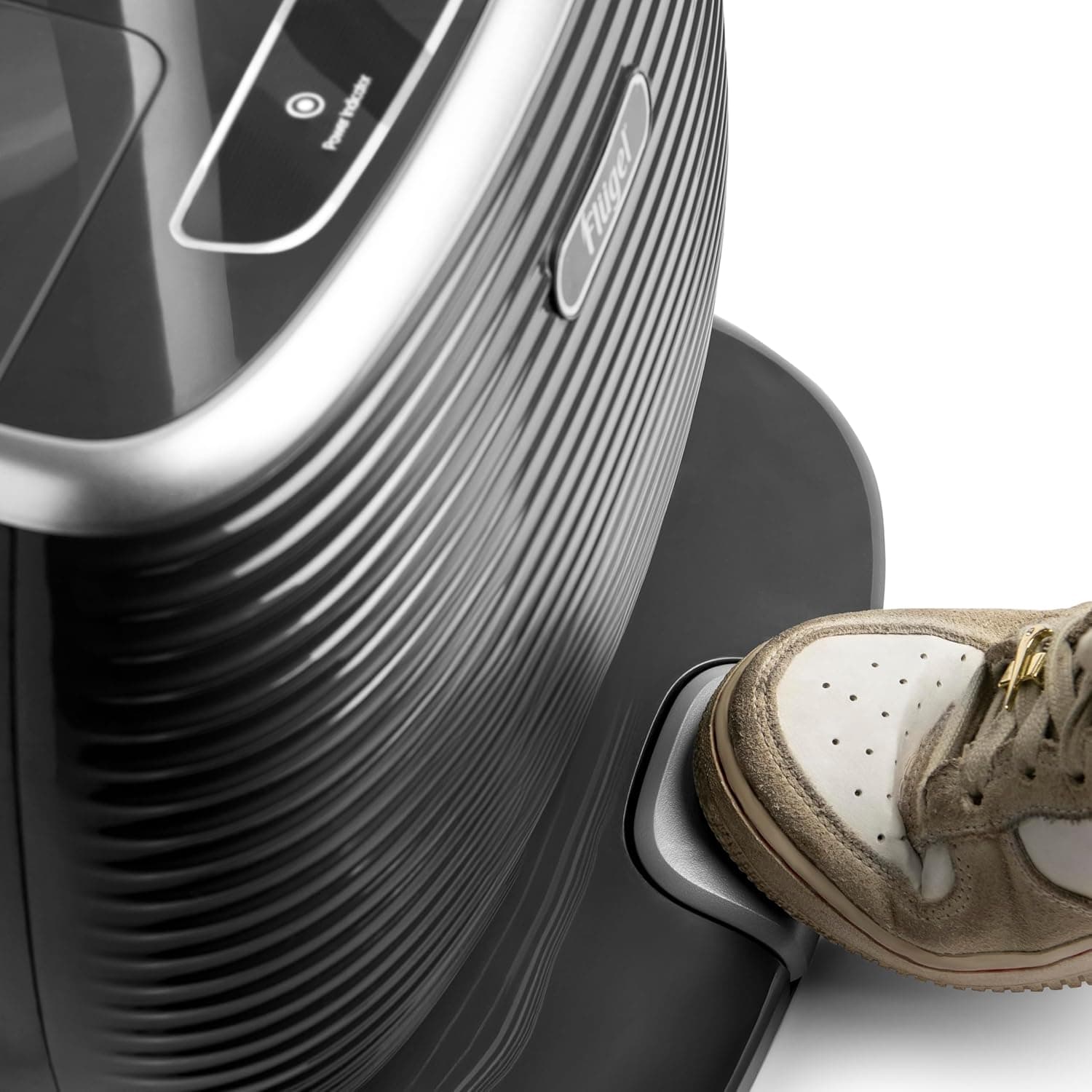 بخارگر لباس Flugel – با توان 1600 وات، رنگ مشکی، مناسب برای صاف کردن سریع و آسان چروک لباس‌ها، همراه با گارانتی 24 ماهه. 1150