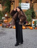کت زنانه Flygo از خز مصنوعی (Faux Fur) – سبک پُرزدار و نرم (Fluffy/Shaggy)، با آستین بلند، یقه لبه‌دار (Lapel)، مناسب برای زمستان، مدل کوتاه (Short Coat/Parka). 1576