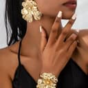 گردنبند فلزی برای او – گردنبند پهن و چندلایه با صلیب طلایی، همراه با گردنبند فلزی رز و سفید و زنجیر بلند نقره‌ای، مناسب هدیه جواهرات برای او. 448