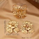 گردنبند فلزی برای او – گردنبند پهن و چندلایه با صلیب طلایی، همراه با گردنبند فلزی رز و سفید و زنجیر بلند نقره‌ای، مناسب هدیه جواهرات برای او. 452