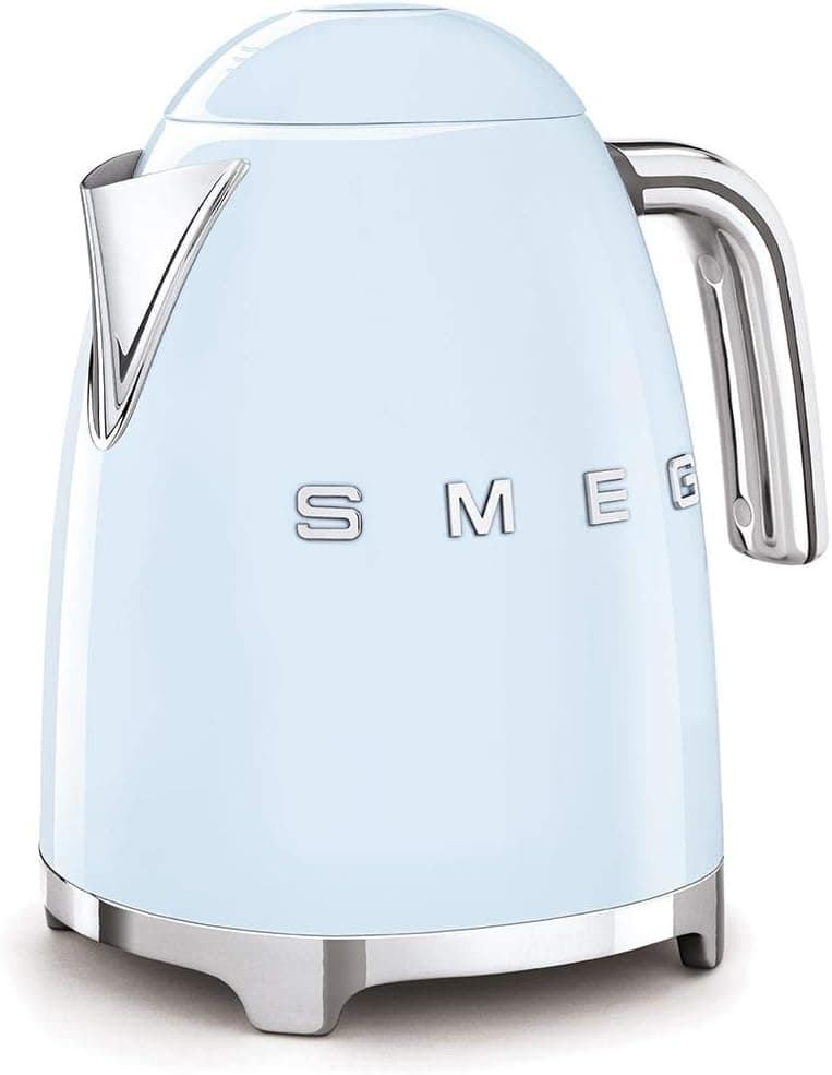 Smeg KLF03PBUK Kettle – سبک رترو دهه ۵۰، ظرفیت ۱.۷ لیتر، دارای نمایشگر سطح آب، پایه چرخشی ۳۶۰ درجه، پایه ضد لغزش، درب با باز شدن نرم، جنس استیل ضد زنگ، رنگ آبی پاستلی، با ۱ سال گارانتی. 895