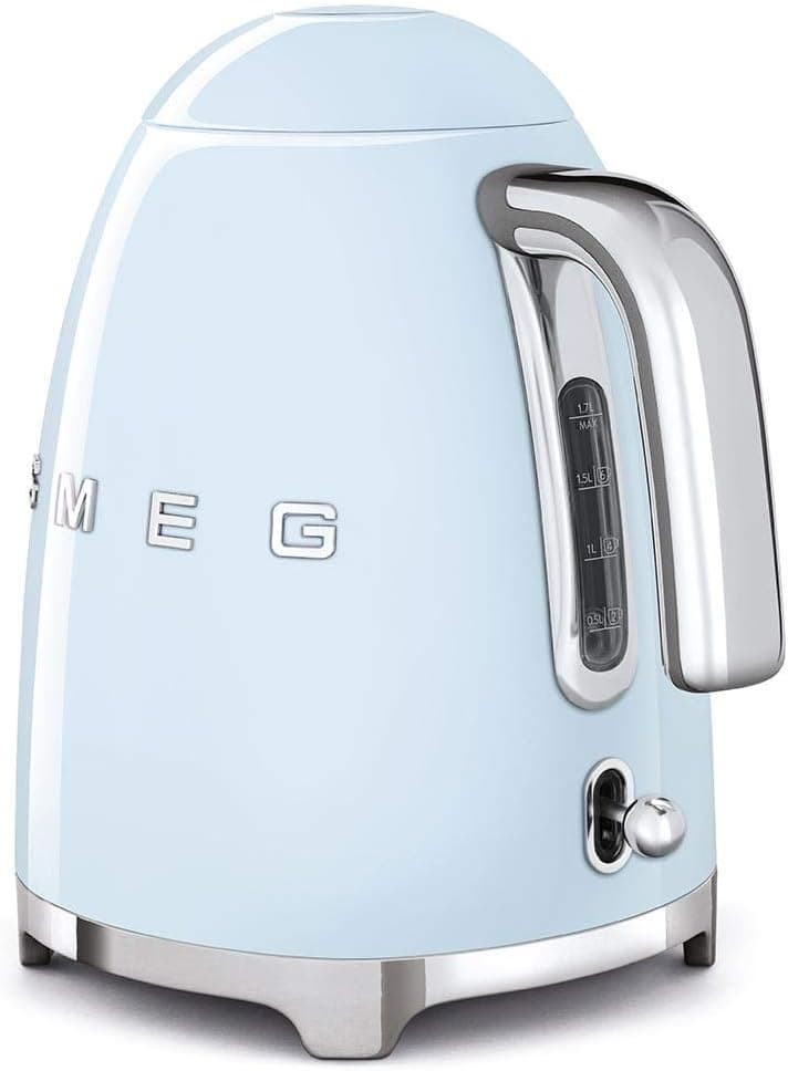 Smeg KLF03PBUK Kettle – سبک رترو دهه ۵۰، ظرفیت ۱.۷ لیتر، دارای نمایشگر سطح آب، پایه چرخشی ۳۶۰ درجه، پایه ضد لغزش، درب با باز شدن نرم، جنس استیل ضد زنگ، رنگ آبی پاستلی، با ۱ سال گارانتی.